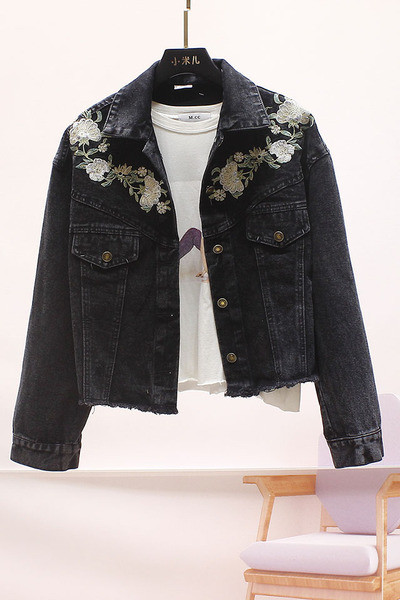 Női farmerdzseki zsebekkel, virágos hímzéssel