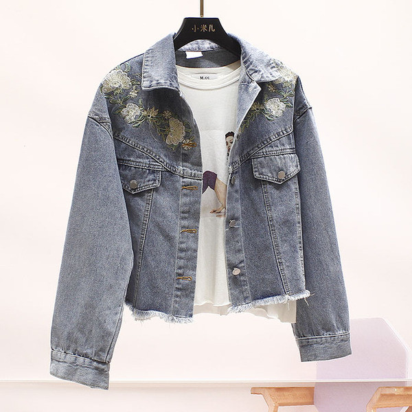 Női farmerdzseki zsebekkel, virágos hímzéssel