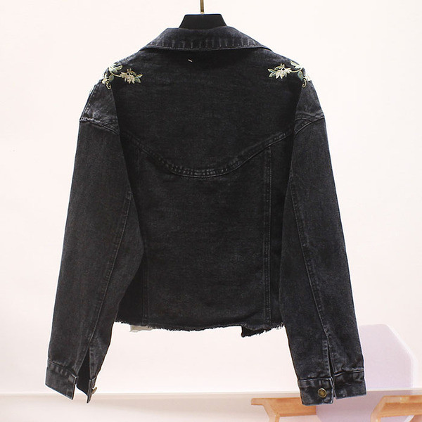 Női farmerdzseki zsebekkel, virágos hímzéssel