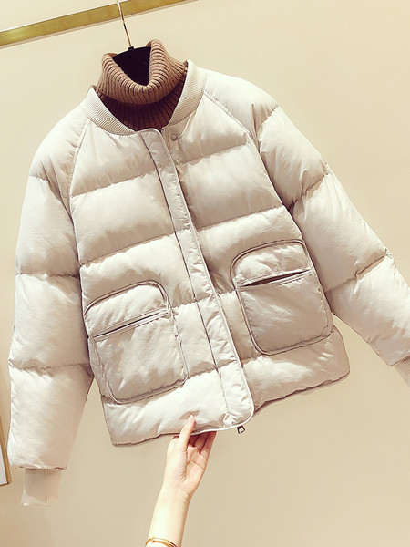 Modern női kabát zsebekkel és gombokkal, három színben