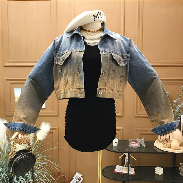 Kéttónusú farmer női kabát zsebekkel és gombokkal