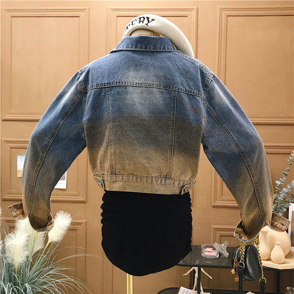 Kéttónusú farmer női kabát zsebekkel és gombokkal