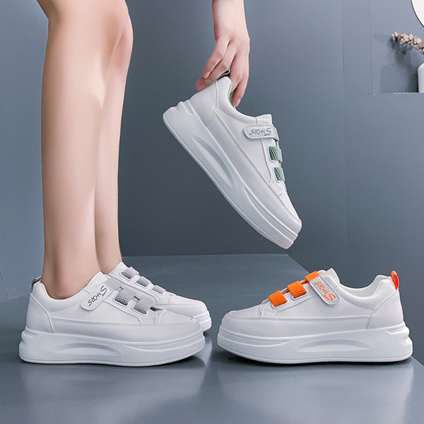 Légáteresztő női tornacipő lapos talppal és folttal