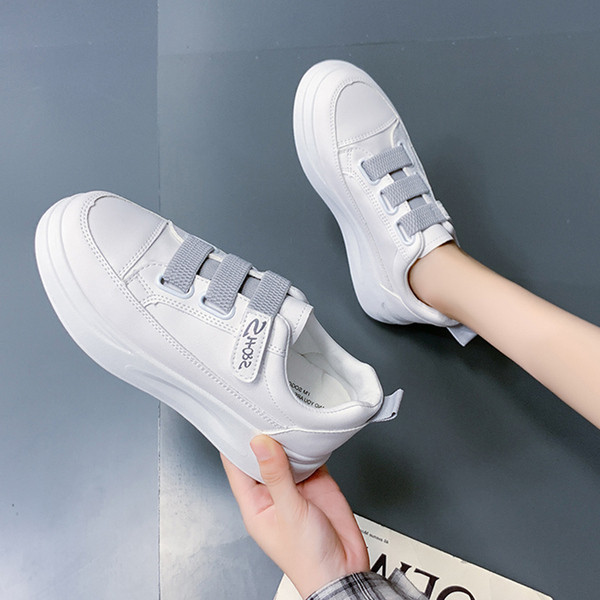 Légáteresztő női tornacipő lapos talppal és folttal