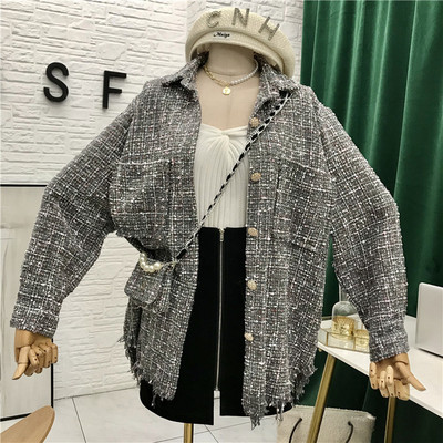 Új modell őszi női kabát zsebekkel és gombokkal