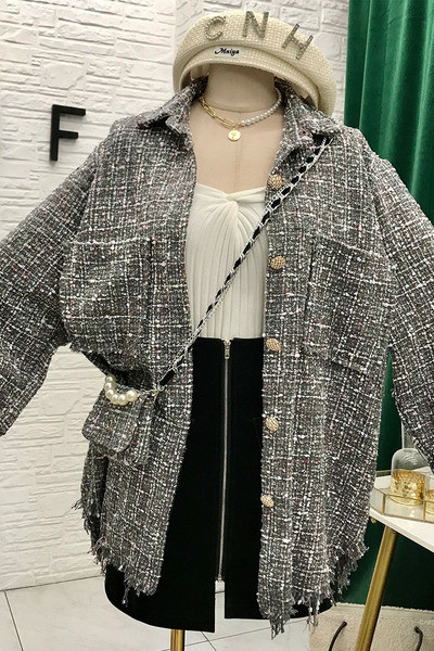 Új modell őszi női kabát zsebekkel és gombokkal