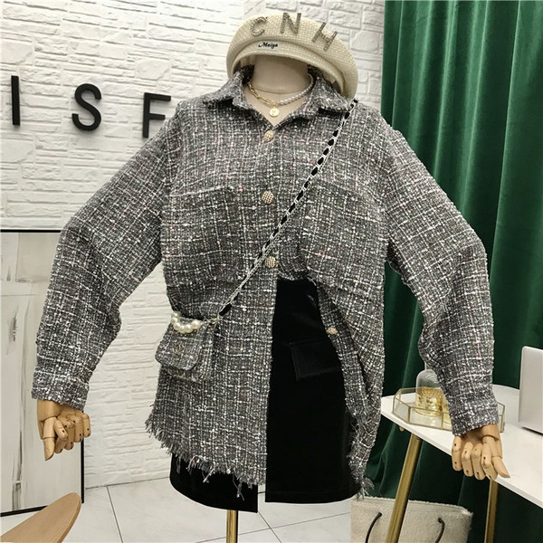 Új modell őszi női kabát zsebekkel és gombokkal