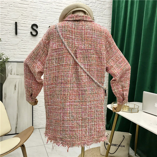 Új modell őszi női kabát zsebekkel és gombokkal