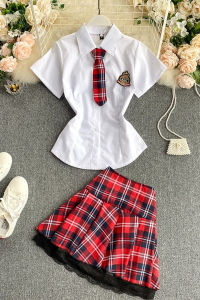Set de dama de fusta in carouri si camasa cu cravata