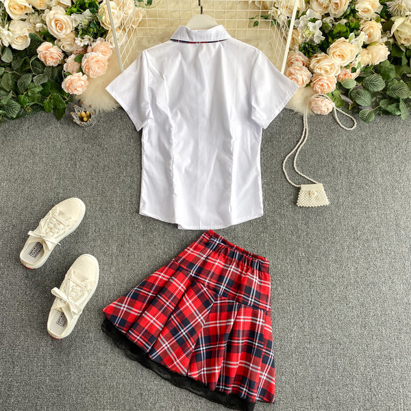 Set de dama de fusta in carouri si camasa cu cravata