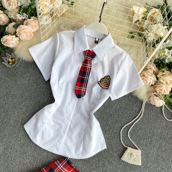 Set de dama de fusta in carouri si camasa cu cravata