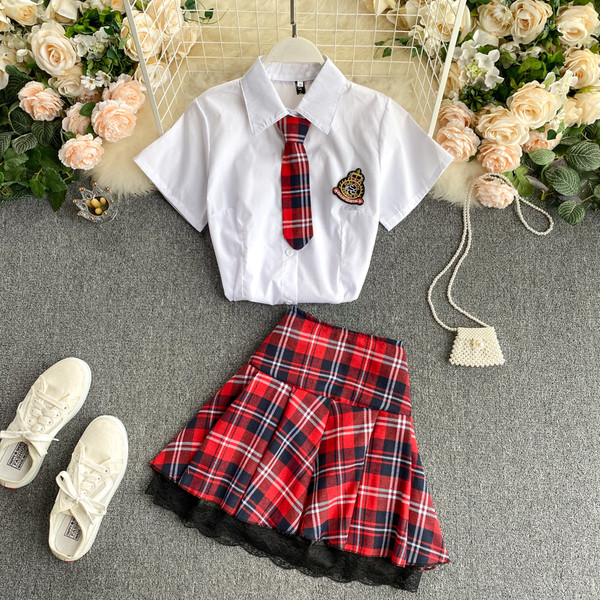 Set de dama de fusta in carouri si camasa cu cravata