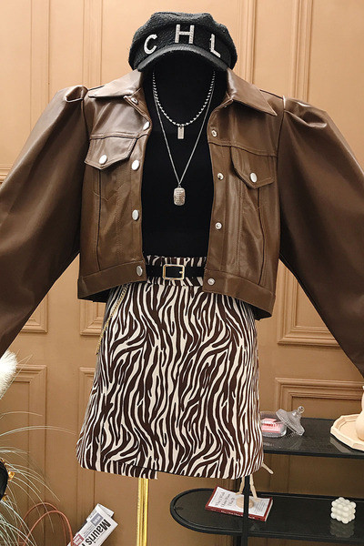 Rövid női bőrdzseki puffos ujjakkal és gombokkal