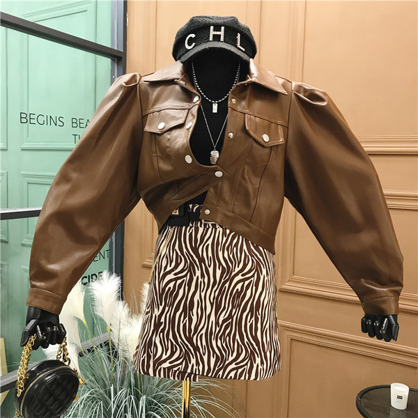 Rövid női bőrdzseki puffos ujjakkal és gombokkal