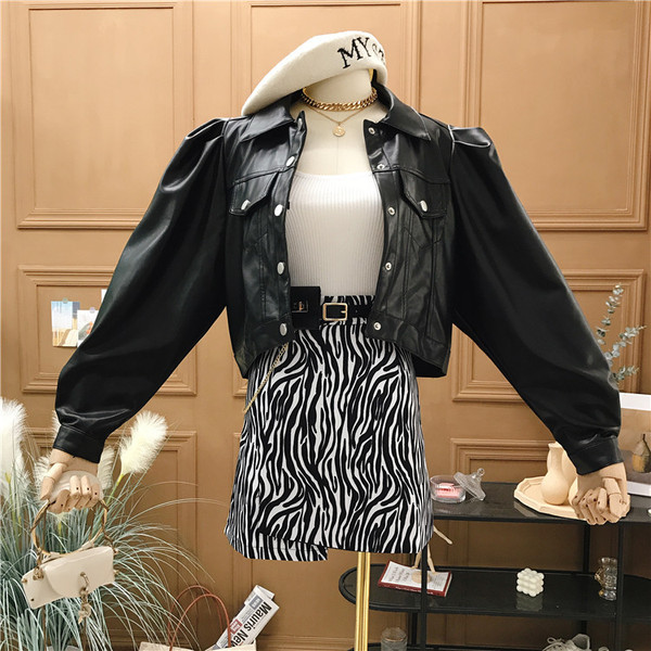 Rövid női bőrdzseki puffos ujjakkal és gombokkal