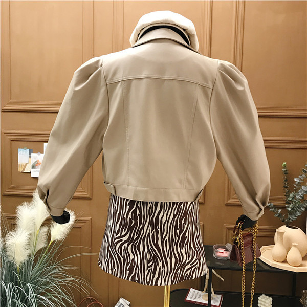 Rövid női bőrdzseki puffos ujjakkal és gombokkal