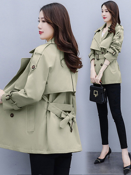 Őszi női kabát gombokkal és derékövvel