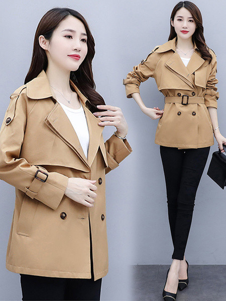 Őszi női kabát gombokkal és derékövvel