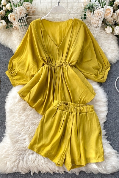 Lezser női szett széles blúzból és magas derekú nadrágból