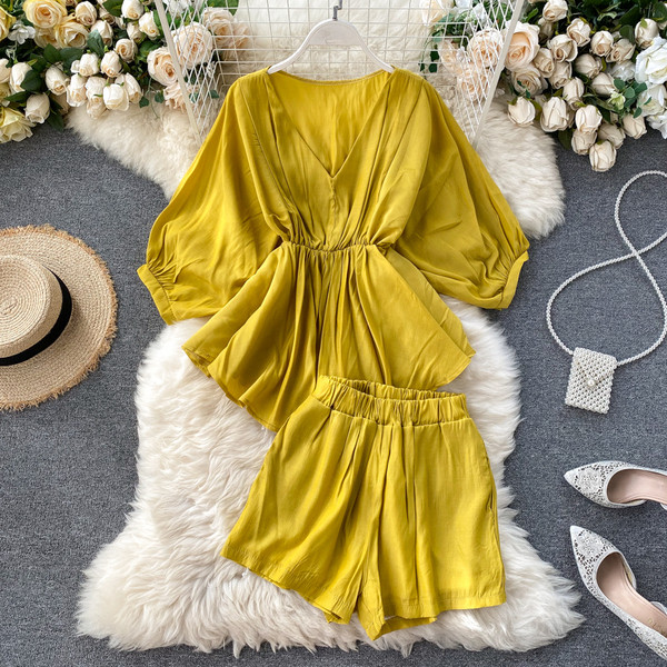 Lezser női szett széles blúzból és magas derekú nadrágból