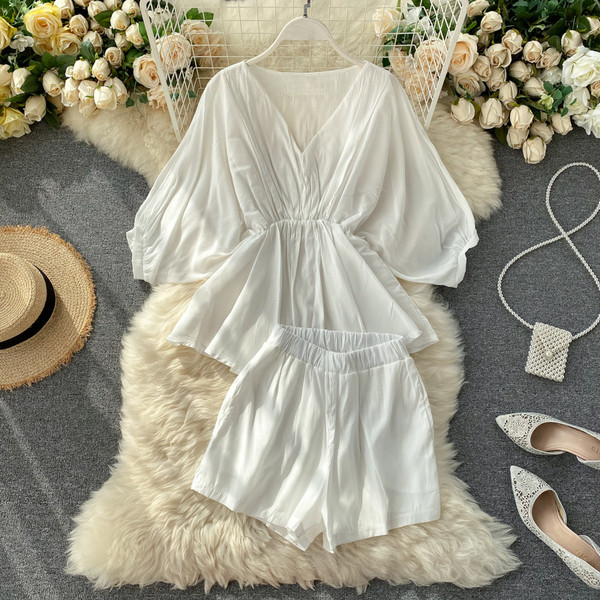 Lezser női szett széles blúzból és magas derekú nadrágból