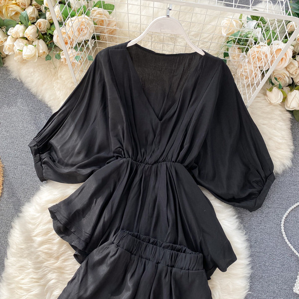 Lezser női szett széles blúzból és magas derekú nadrágból