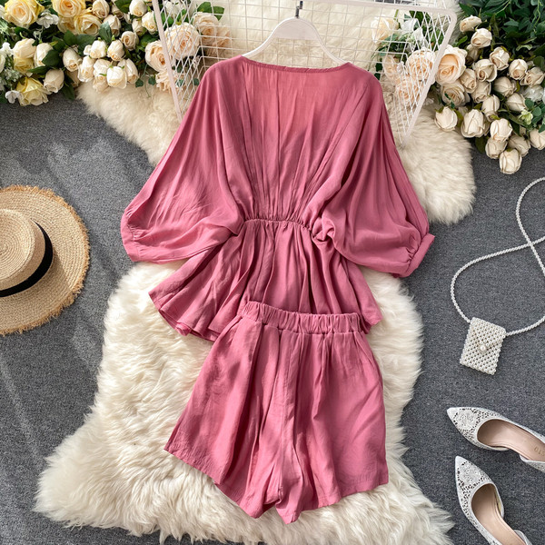 Lezser női szett széles blúzból és magas derekú nadrágból