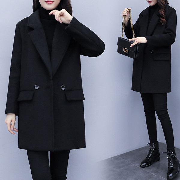 Klasszikus fekete női kabát V-nyakkal