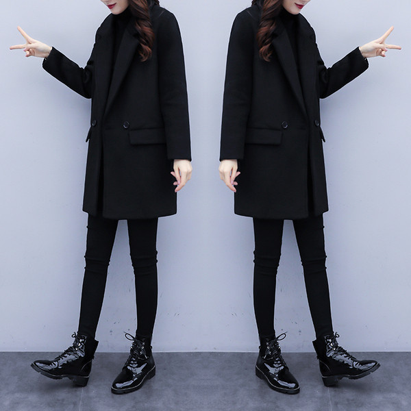 Klasszikus fekete női kabát V-nyakkal