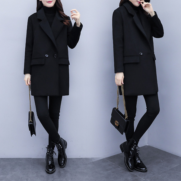 Klasszikus fekete női kabát V-nyakkal