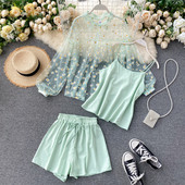 Három részből álló női szett, melyben egy felső és egy nadrág található