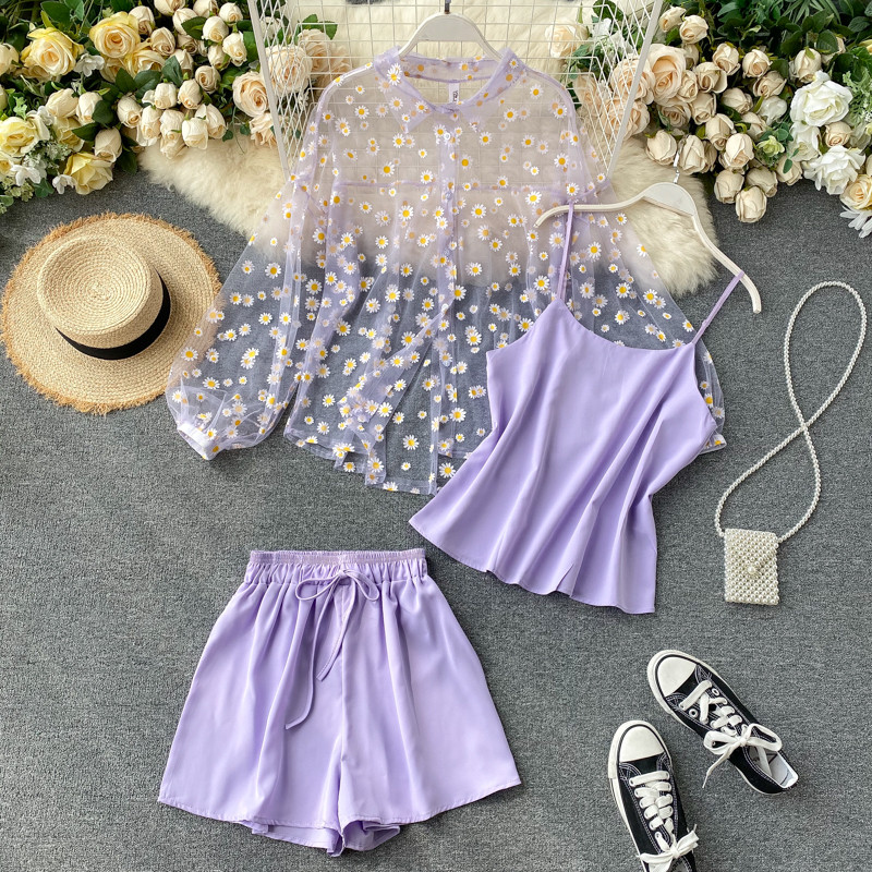 Három részből álló női szett, melyben egy felső és egy nadrág található