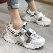 Sport és alkalmi női tornacipő csattal és fűzővel