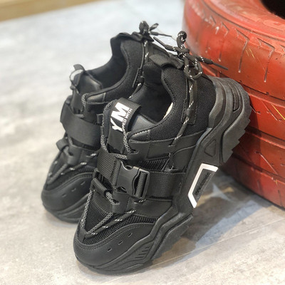 Sport és alkalmi női tornacipő csattal és fűzővel