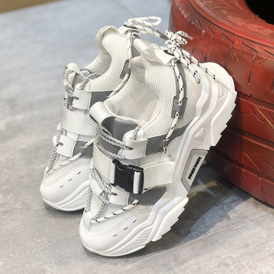 Sport és alkalmi női tornacipő csattal és fűzővel