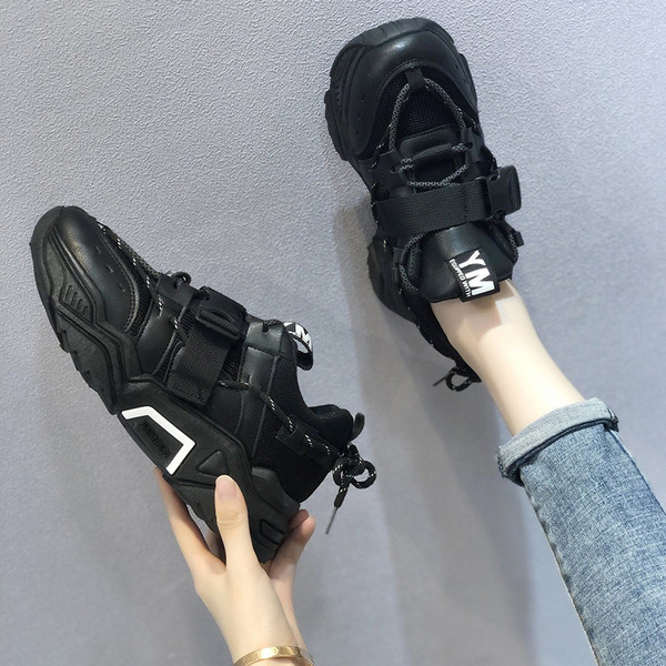 Sport és alkalmi női tornacipő csattal és fűzővel