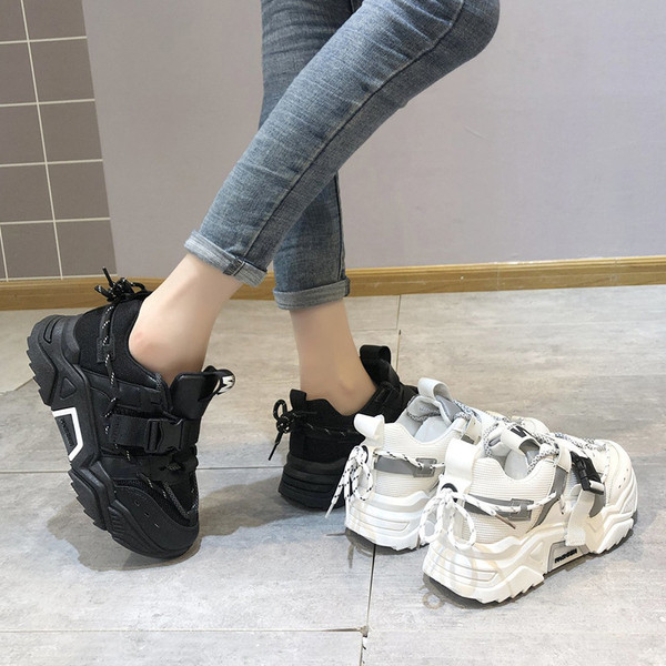 Sport és alkalmi női tornacipő csattal és fűzővel