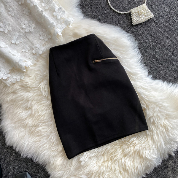 Moderns sieviešu kombinezons un svārki ar augstu vidukli