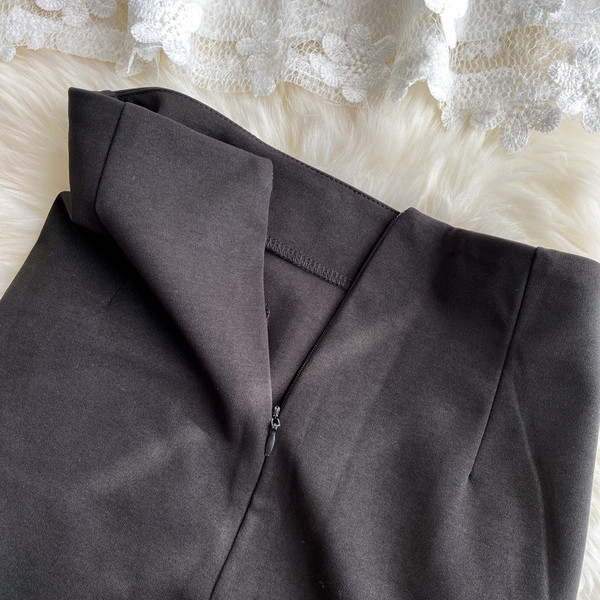 Moderns sieviešu kombinezons un svārki ar augstu vidukli