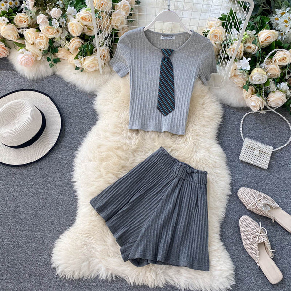 Plisseeritud naiste komplekt pluusist ja kõrge vöökohaga pükstest