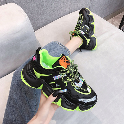 Moodsad musta värvi paeltega naiste tossud