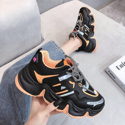 Moodsad musta värvi paeltega naiste tossud