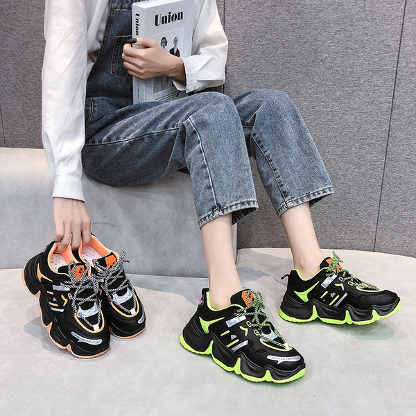 Moodsad musta värvi paeltega naiste tossud