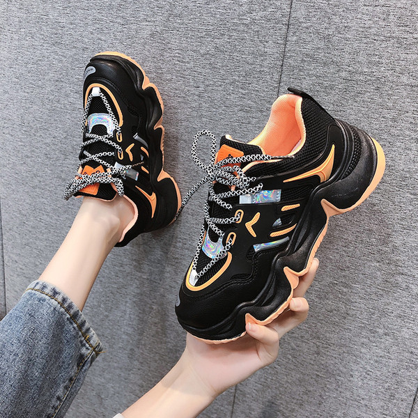 Moodsad musta värvi paeltega naiste tossud