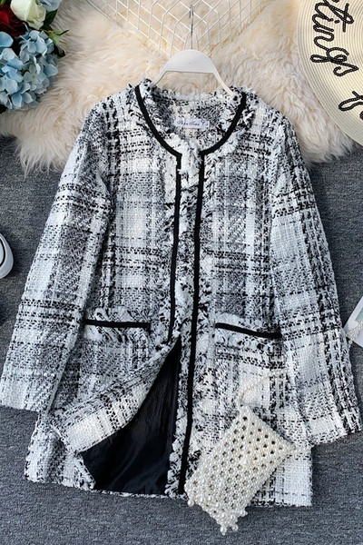 Aktuális női kabát ovális gallérral és zsebekkel