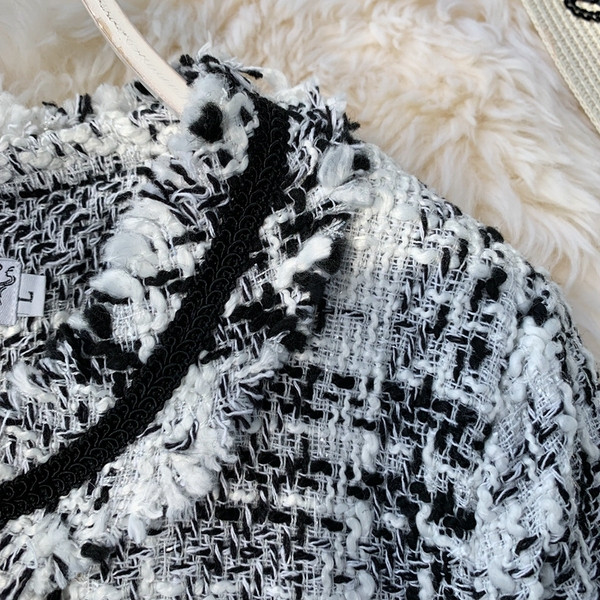 Aktuális női kabát ovális gallérral és zsebekkel