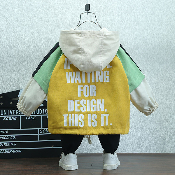 Bērnu jaka zēniem ar kapuci un uzrakstiem