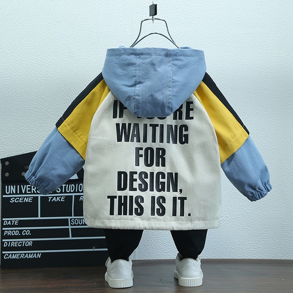 Bērnu jaka zēniem ar kapuci un uzrakstiem