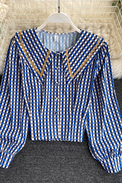 Női alkalmi ing ovális nyakkivágással és kék gombokkal