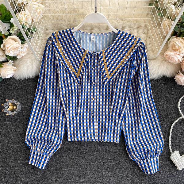 Női alkalmi ing ovális nyakkivágással és kék gombokkal